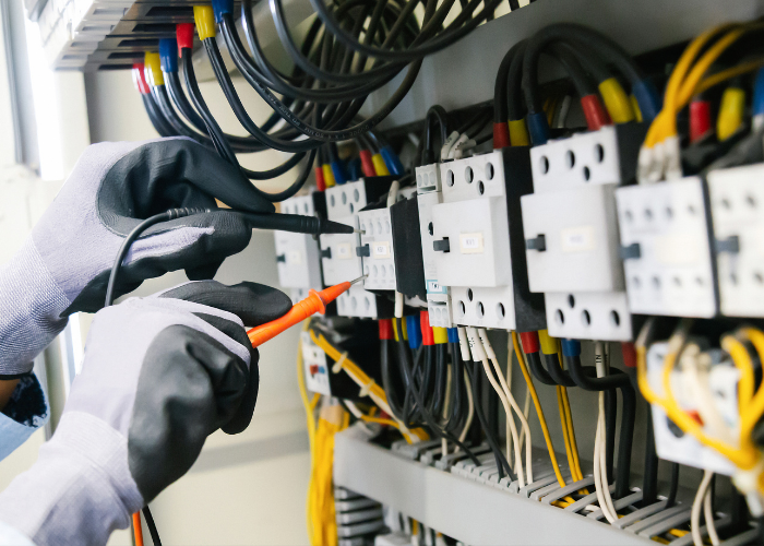 Silver Star Electric emergency electrician at work in Utah County